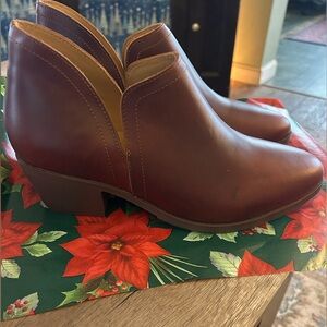 Nisolo Rich Brown leather Ankle Booties -
Comes with storage bag